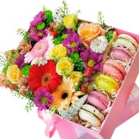 Коробка с макарунами и цветами "Радость"